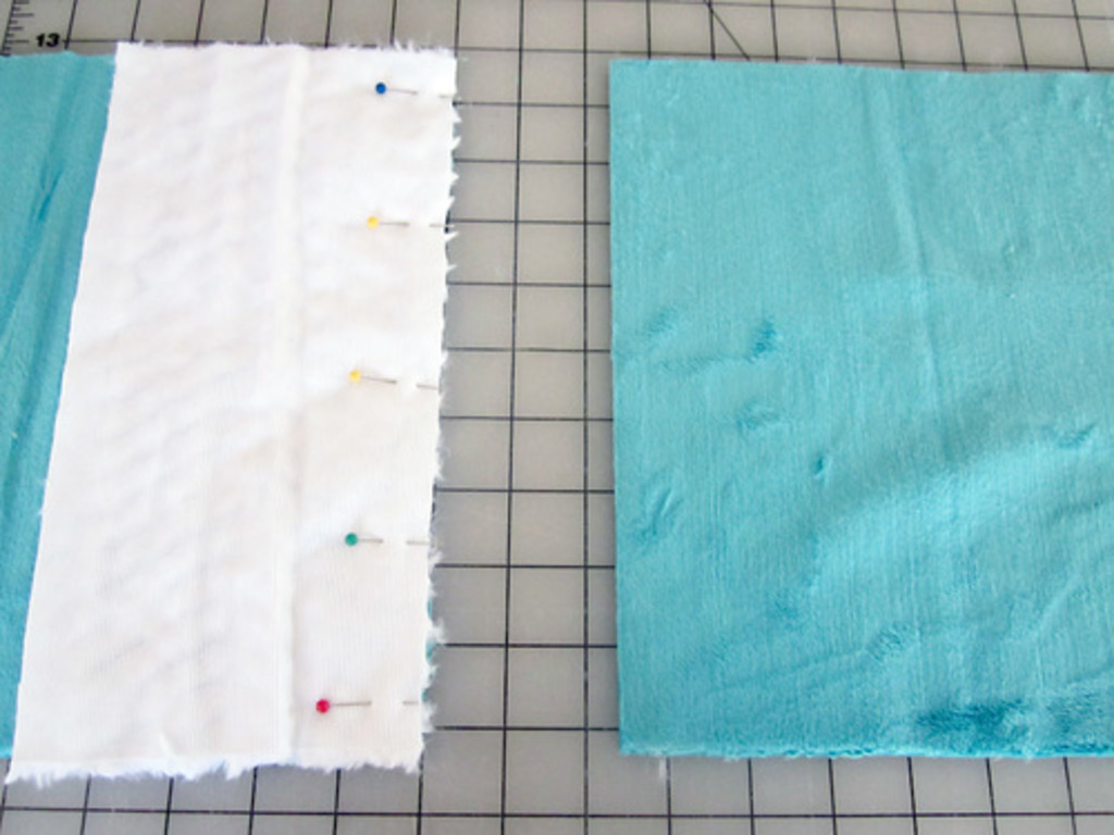 Сшила детям большой мягкий плед-одеяло из отрезов разной ткани. Можно использовать любой материал, шарфы или пледы: делюсь инструкцией