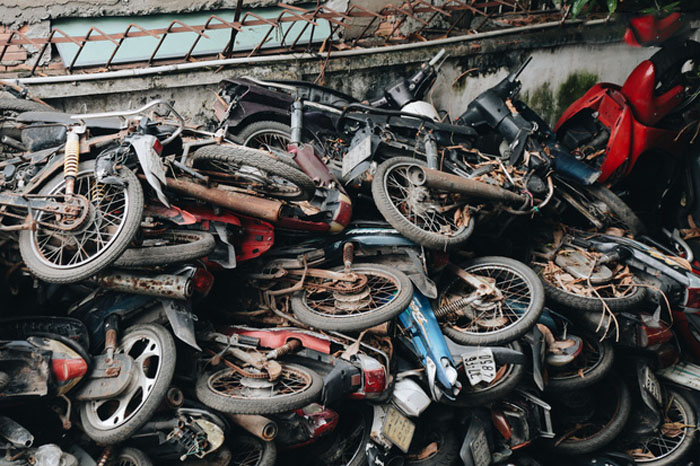 Большие проблемы маленькой мото-страны: сотни брошенных скутеров свозят к автобусной станции Сайгона, но за ними почти никто не приходит