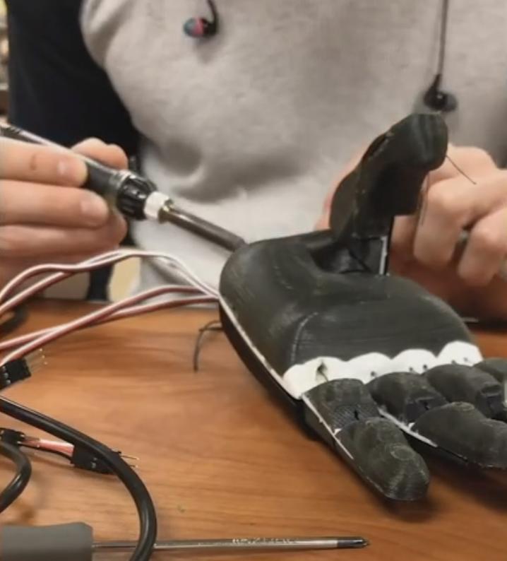Инженер разработал бионическую руку стоимостью 500 фунтов стерлингов, потратив на исследования более трех лет