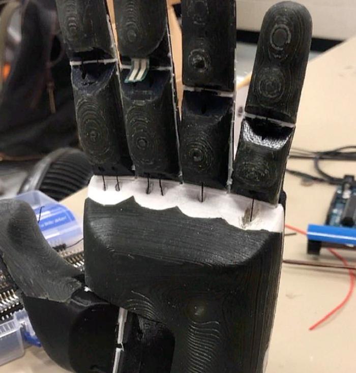 Инженер разработал бионическую руку стоимостью 500 фунтов стерлингов, потратив на исследования более трех лет