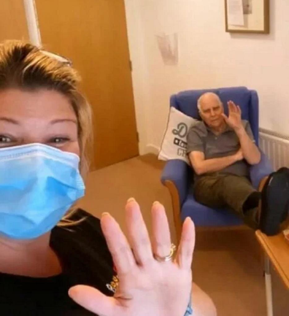 Британка Нина Амброуз бросила работу косметолога, чтобы устроиться в дом престарелых и быть рядом со своим отцом во время пандемии