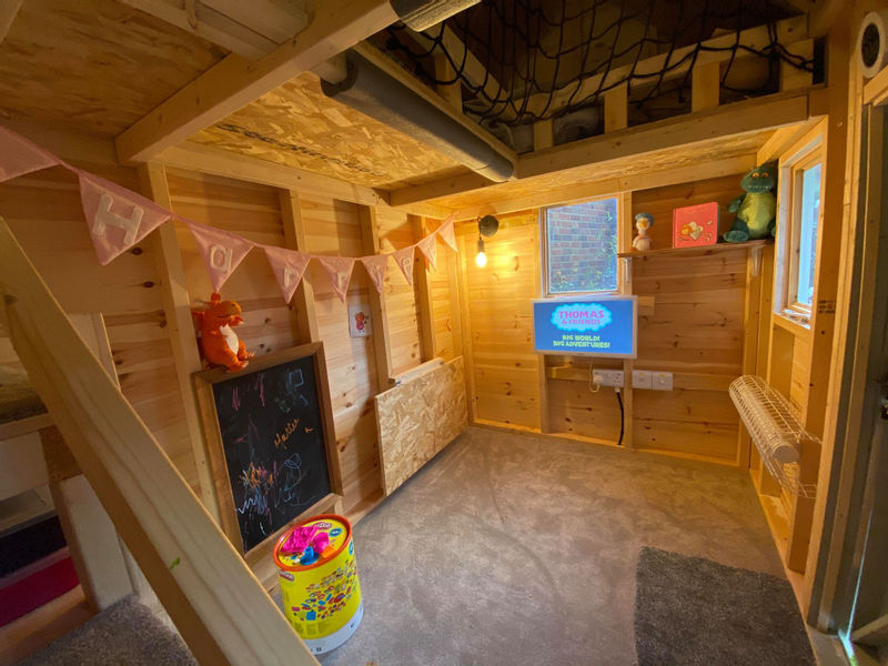 С отоплением и электричеством: папа построил для 2-летней дочки игровой домик по урокам с YouTube