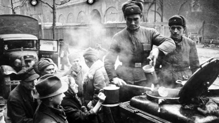 Советские солдаты кормят голодных немцев