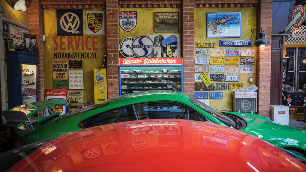 Более 50 лет страсти: 80-летний поклонник Porsche купил себе на юбилей 80-й спорткар