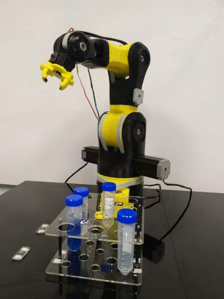 Рутину отдадут машинам: инженеры в Санкт-Петербурге научили роботов проводить химические эксперименты