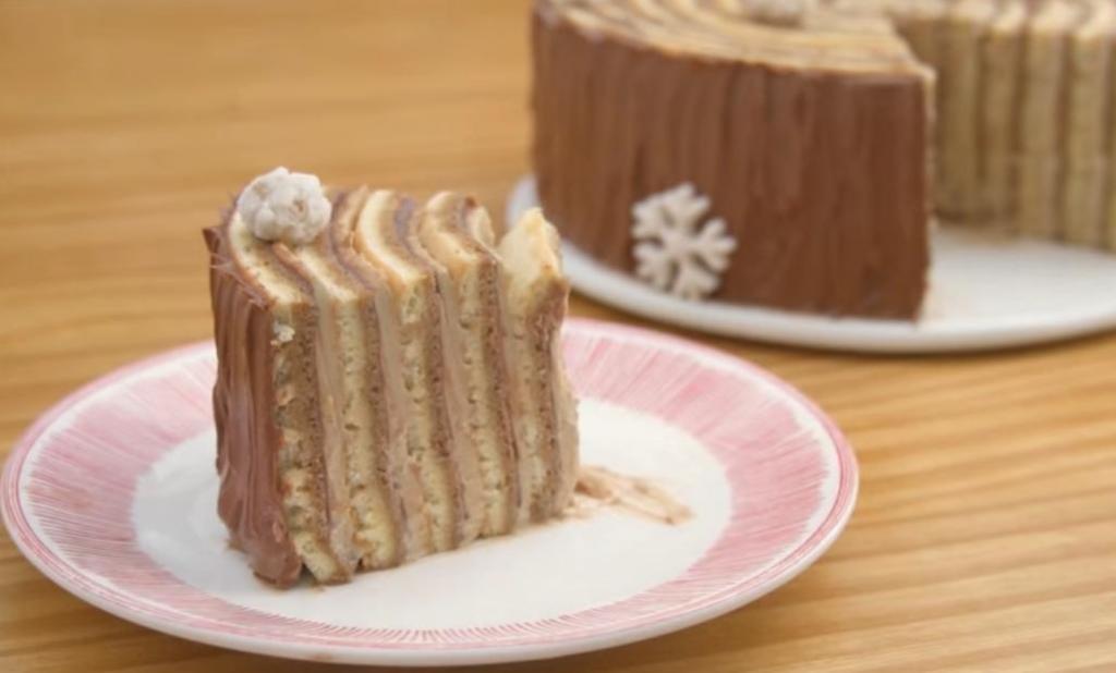 Шоколадный торт "Мокко" с кофейным кремом "Муслин" украшаю орехами и зимним декором