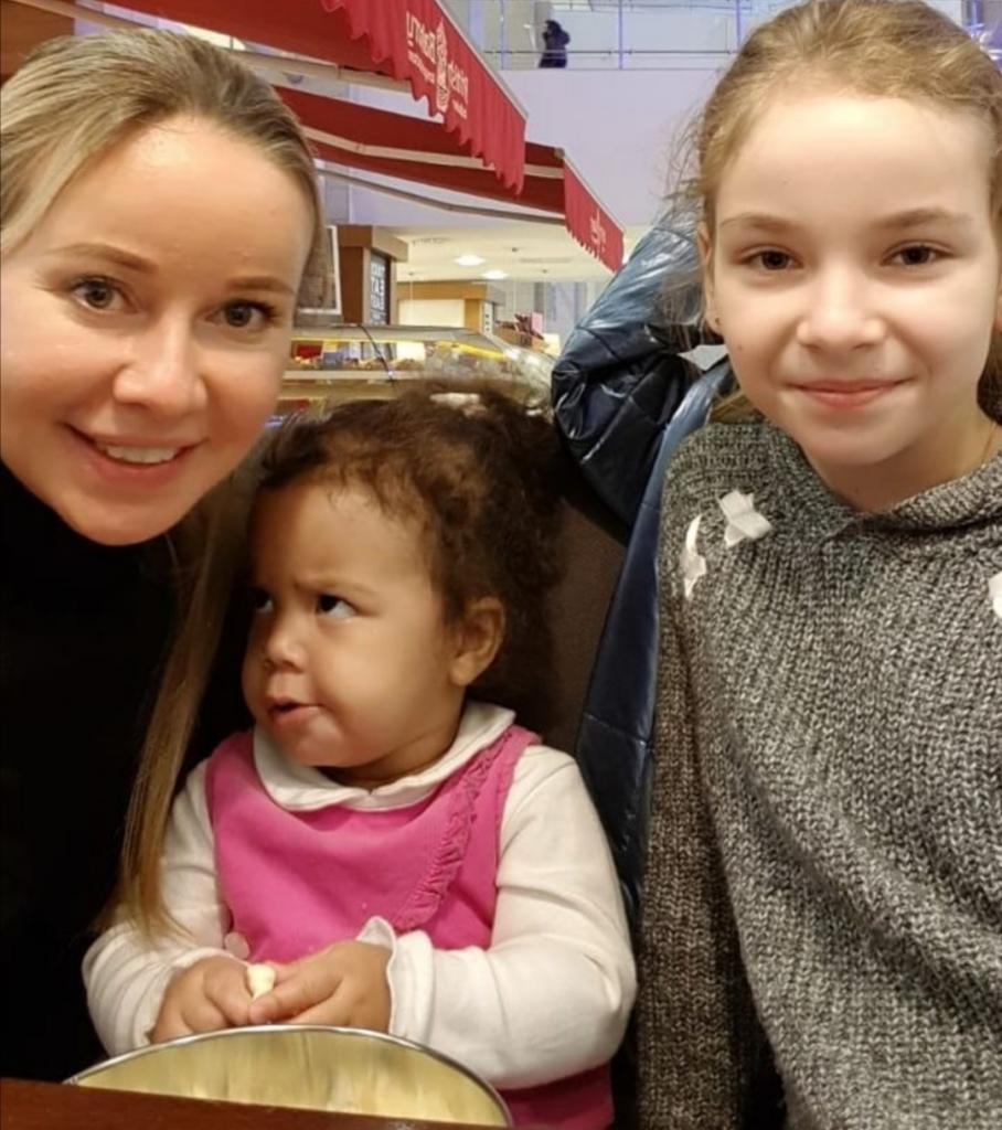 Старшая дочь рождена от русского, а младшая от африканца: как выглядят сестры