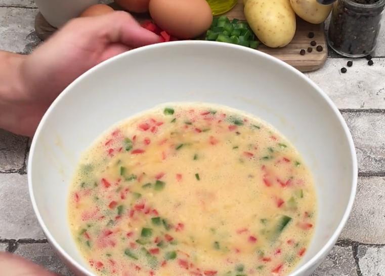 Все, что нужно для красивого сытного ужина, – картошка, фарш, яйца и болгарский перец: делюсь рецептом запеканки на сковороде