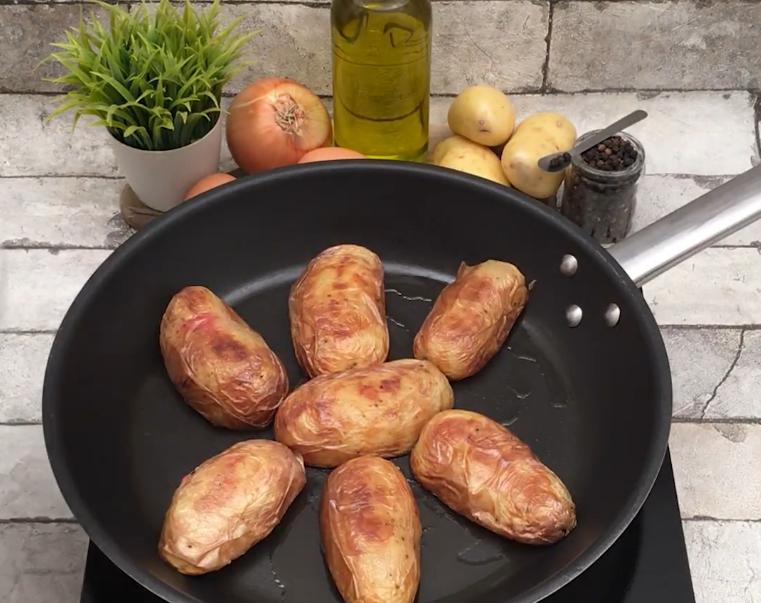 Все, что нужно для красивого сытного ужина, – картошка, фарш, яйца и болгарский перец: делюсь рецептом запеканки на сковороде
