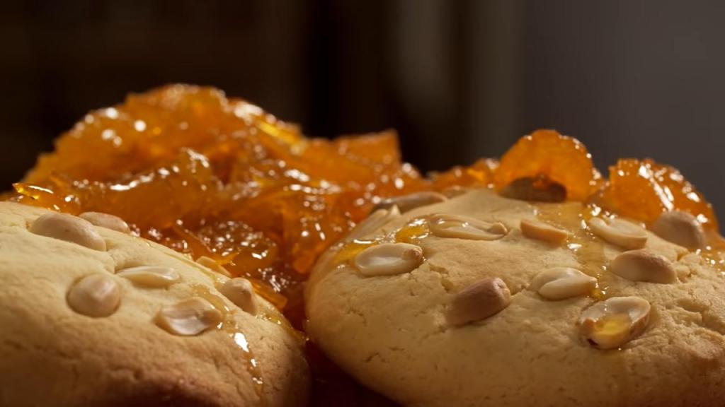 Идея для рождественской выпечки – печенье с арахисом. Подавать нужно вместе с апельсиновым конфитюром