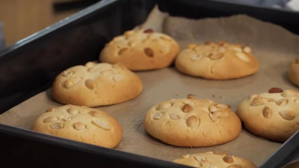 Идея для рождественской выпечки – печенье с арахисом. Подавать нужно вместе с апельсиновым конфитюром