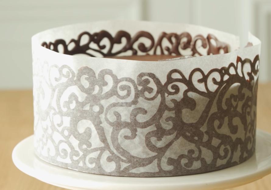 Шоколадный тортик с маслянистым кремом, декорированный шоколадным кружевом