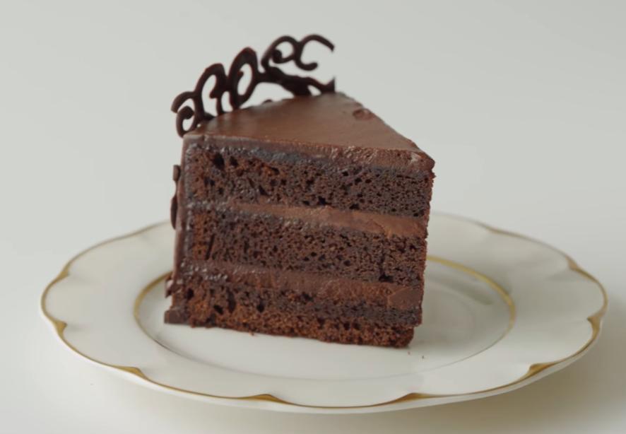 Шоколадный тортик с маслянистым кремом, декорированный шоколадным кружевом