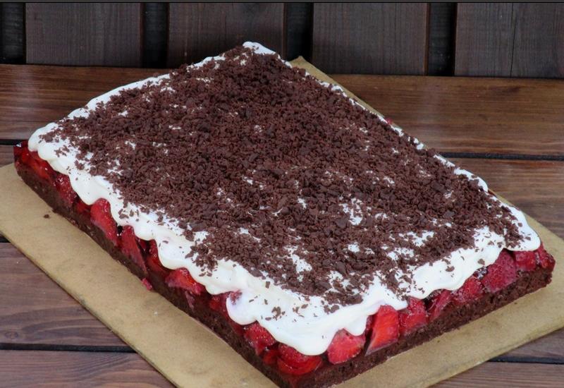 Люблю бисквитные десерты, а шоколадно-клубничный торт "Магма" – лучший из всего, что доводилось пробовать