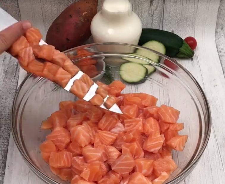 Вкусно – не всегда калорийно: на новогодний стол поставлю легкую запеканку из лосося, кабачков и сладкого картофеля. Выглядит празднично, а на вкус – просто объедение