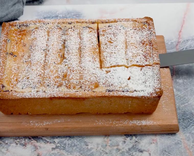 Сливочный десерт "Дамские пальчики" выручает, когда нет времени готовить более сложный торт: всего-то и нужно – сделать тесто и залить печеньки яичной смесью