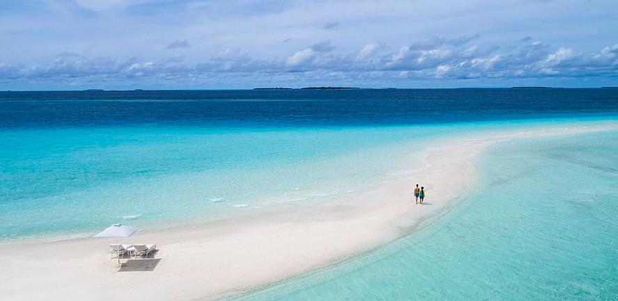 Где провести новогодние выходные на Мальдивах: заняться серфингом, поплавать с мантами и взять уроки йоги (Сэди Уайтлокс рассказала об отдыхе в Four Seasons Landaa Giraavaru)