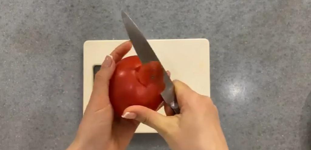 Знаю, как эффектно подать обычные томаты и огурцы к праздничному столу: несколько ловких движений ножом