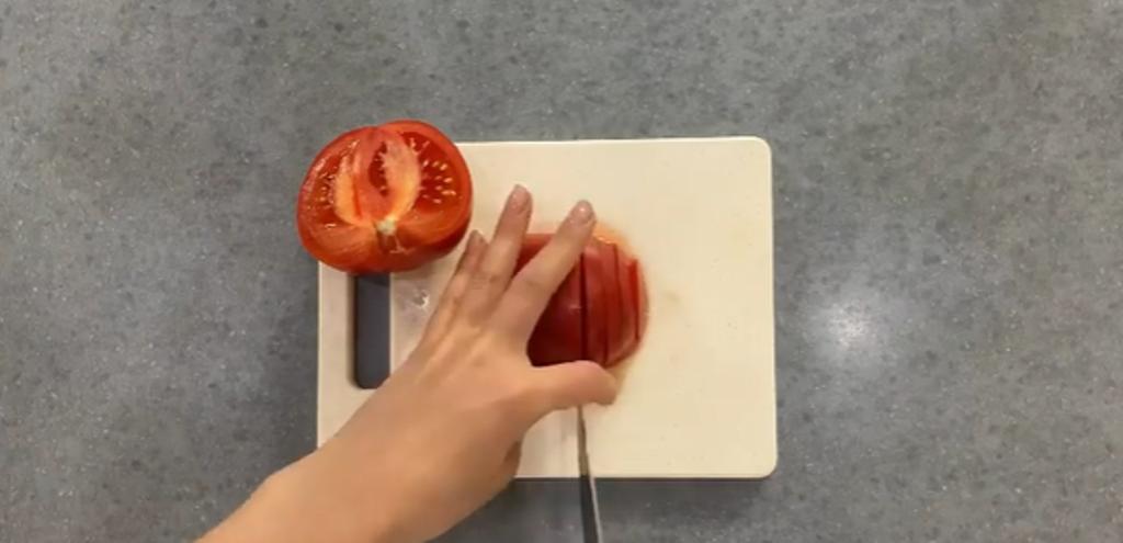 Знаю, как эффектно подать обычные томаты и огурцы к праздничному столу: несколько ловких движений ножом