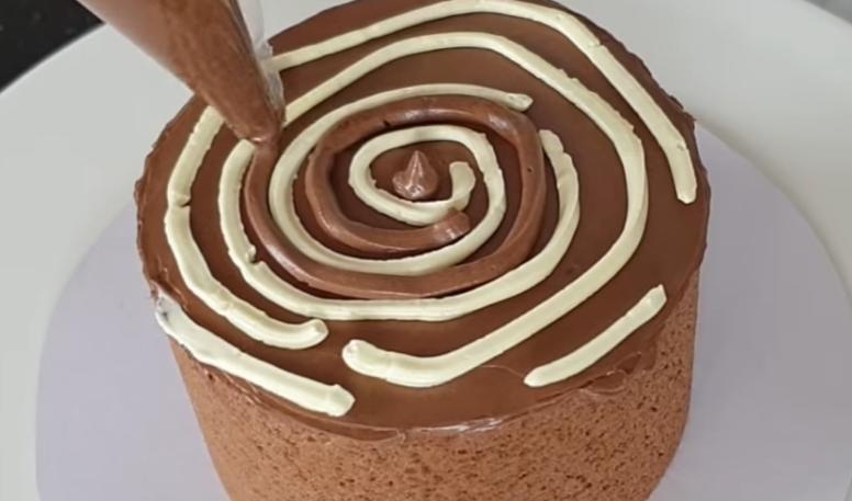 Шоколадно-сливочный торт в виде рулета. Праздничный десерт поможет создать новогоднее настроение