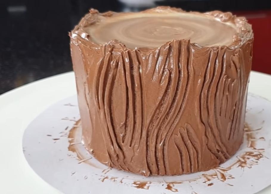 Шоколадно-сливочный торт в виде рулета. Праздничный десерт поможет создать новогоднее настроение
