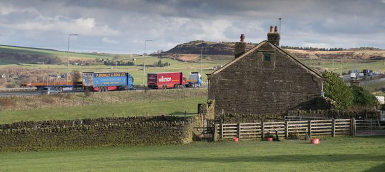 Англия: фермерский дом XVIII века находится между двумя ветками автомагистрали
