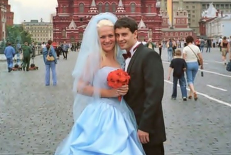 Антон и Виктория Макарские - одна из самых красивых и крепких пар нашего шоу-бизнеса. А как они выглядели в день своей свадьбы, на которую потратили всего 900 рублей (фото)