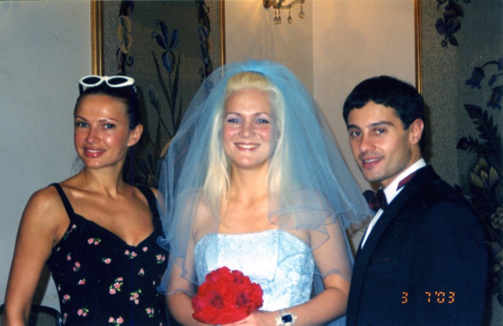 Антон и Виктория Макарские - одна из самых красивых и крепких пар нашего шоу-бизнеса. А как они выглядели в день своей свадьбы, на которую потратили всего 900 рублей (фото)