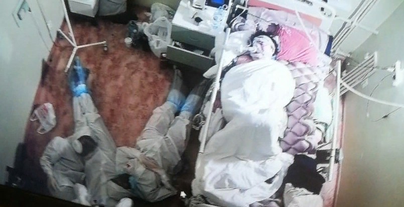 Студенты-медики отдыхали на полу у постели больного в Сосновом бору: трогательное фото