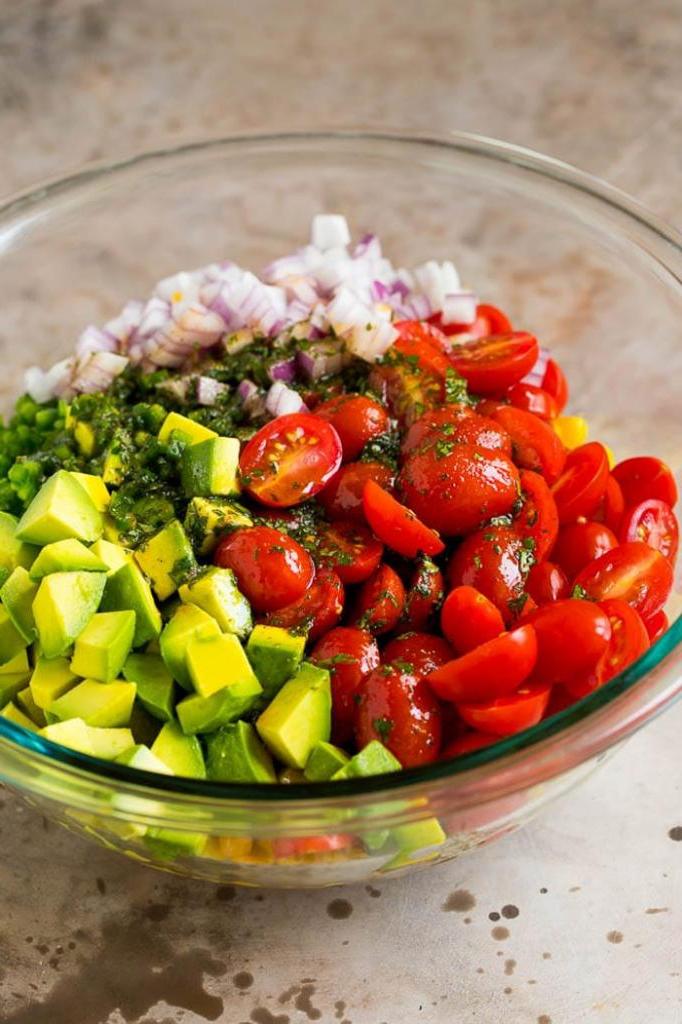 Авокадо, помидоры и кукуруза. Легкий и вкусный салат для тех, кто не хочет набрать лишний вес в праздники