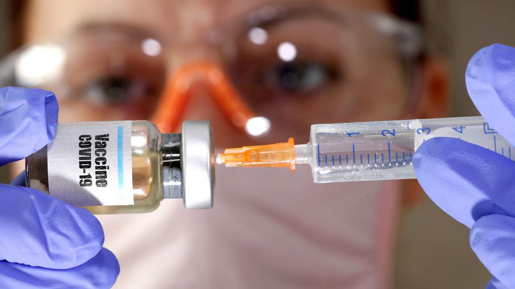 «Вакцина - это первый шаг на пути к нормальной жизни»: врач рассказала, как вести себя людям после прививки от COVID-19