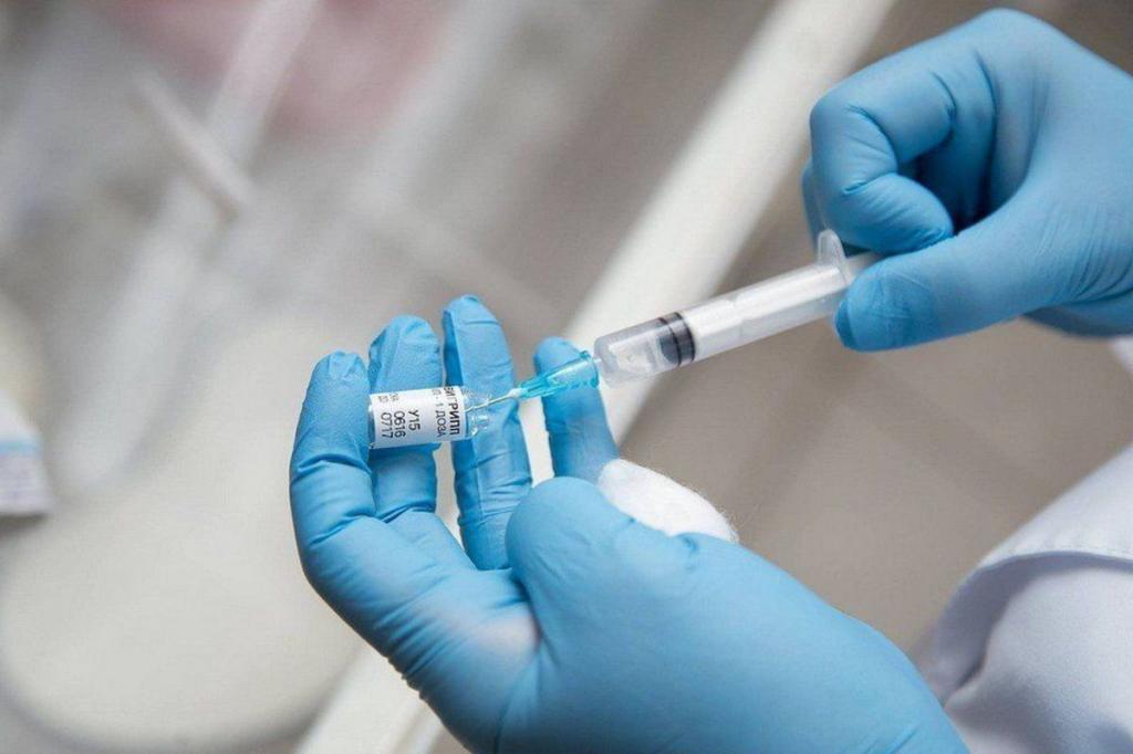 «Вакцина - это первый шаг на пути к нормальной жизни»: врач рассказала, как вести себя людям после прививки от COVID-19