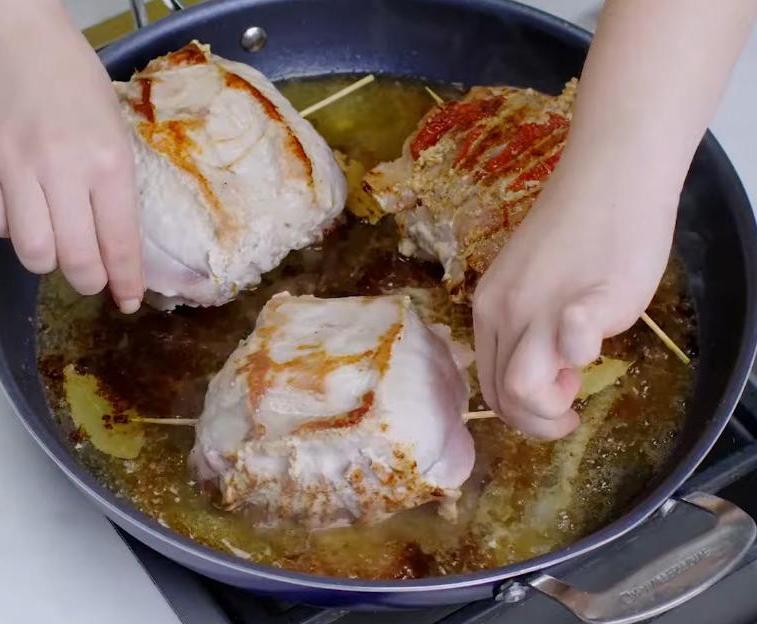 Перестанете считать свиную корейку сухим мясом, после того как научитесь готовить ее "гармошкой" с томатами на сковородке (рецепт)
