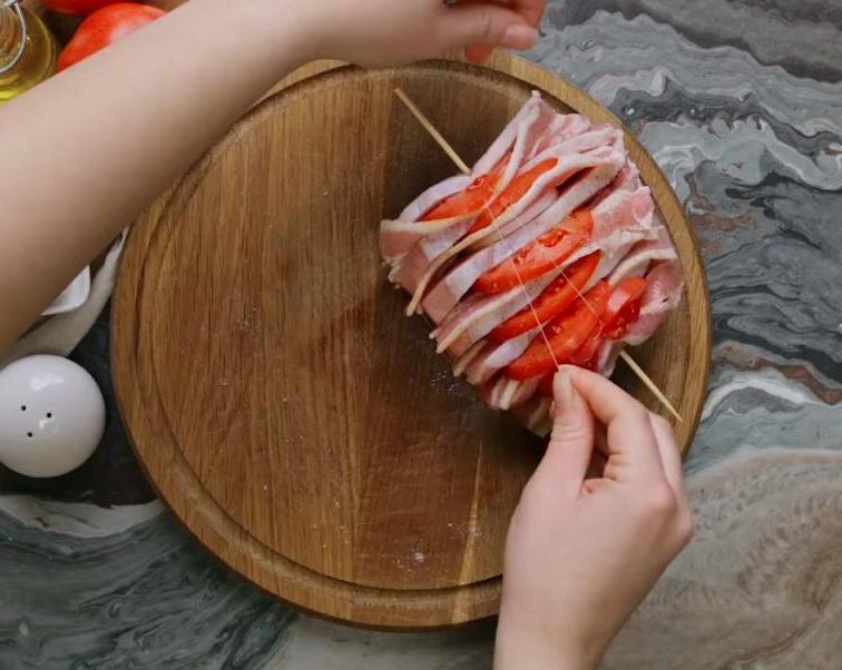 Перестанете считать свиную корейку сухим мясом, после того как научитесь готовить ее "гармошкой" с томатами на сковородке (рецепт)