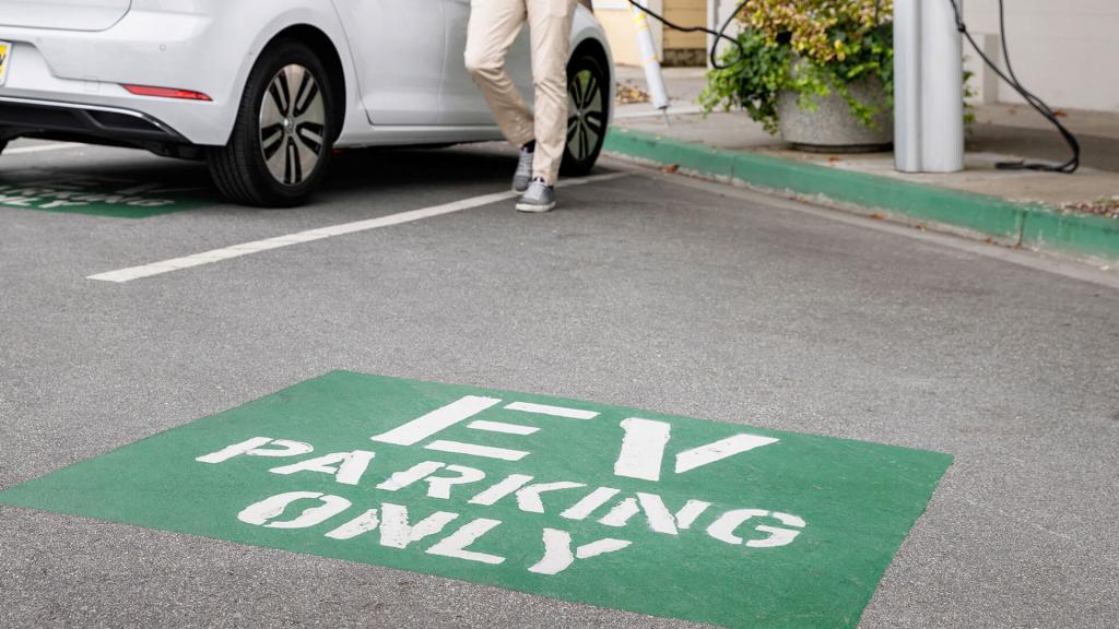 Парковки будущего: в Великобритании электрические парковочные отсеки будут определять, когда в них останавливаются бензиновые или дизельные автомобили, выписывая штрафы