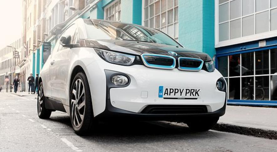 Парковки будущего: в Великобритании электрические парковочные отсеки будут определять, когда в них останавливаются бензиновые или дизельные автомобили, выписывая штрафы