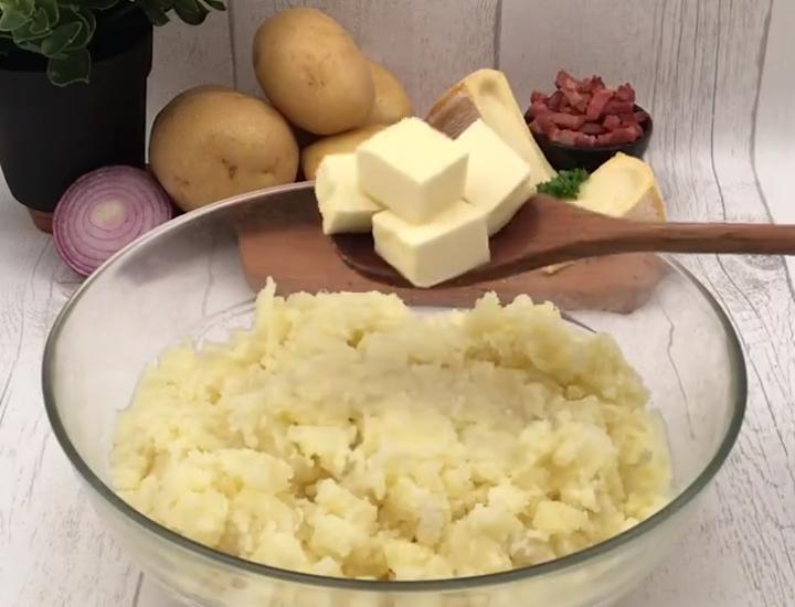 На праздничный стол поставлю свою фирменную запеканку из картофельного пюре, бекона и сыра бри: гости съедают все до последней крошки