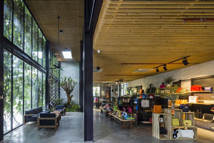Старый склад вьетнамской швейной компании превратили в огромный офис с естественной прохладой, зеленью и множеством деревьев
