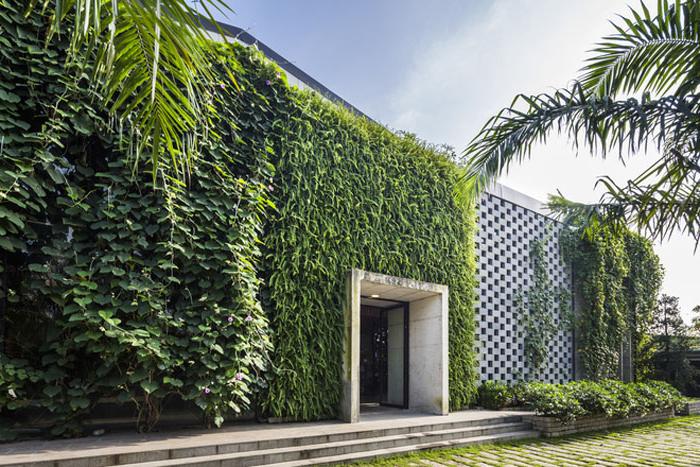 Старый склад вьетнамской швейной компании превратили в огромный офис с естественной прохладой, зеленью и множеством деревьев