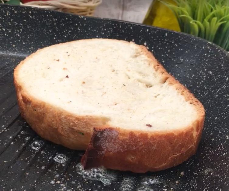 Утром нужно плотно кушать: для всей семьи готовлю сытные тосты а-ля гамбургер (внутри хлеба сочная котлетка)