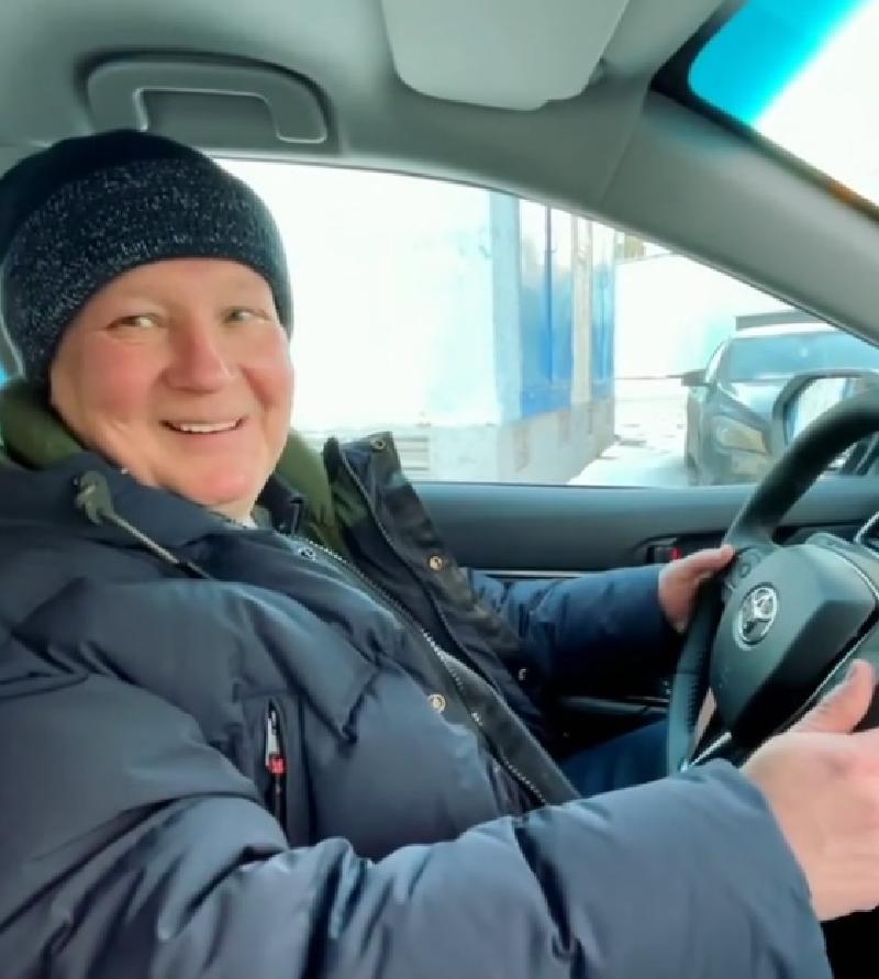 "Всё отдам за нашу семью!": Клава Кока подарила отцу на 55-летие автомобиль мечты