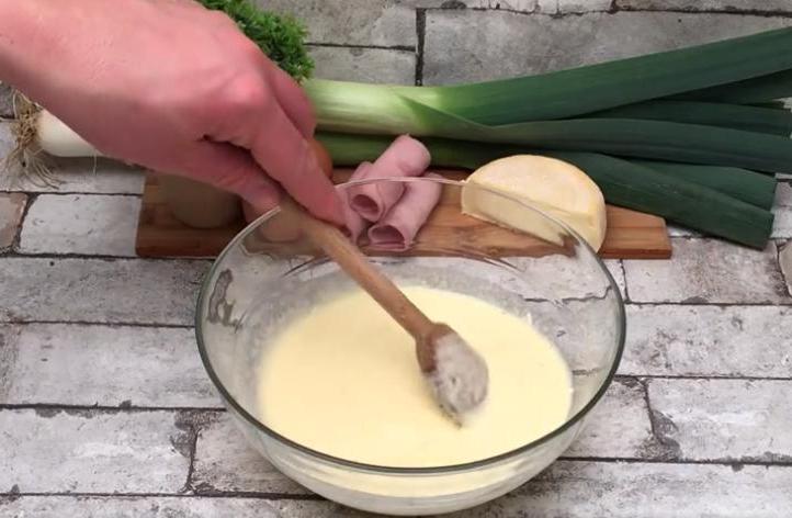 Домашний пирог с зеленым луком, сыром и ветчиной: лакомство, которое порадует ваших близких