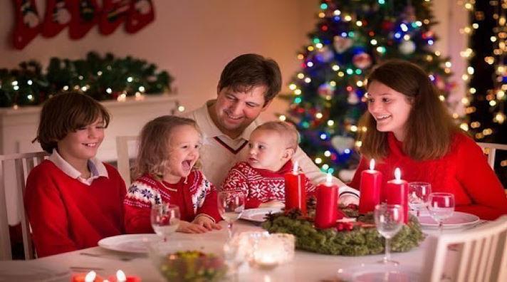 Стоит ли детей сажать за новогодний стол вместе со взрослыми: в чем плюсы и минусы