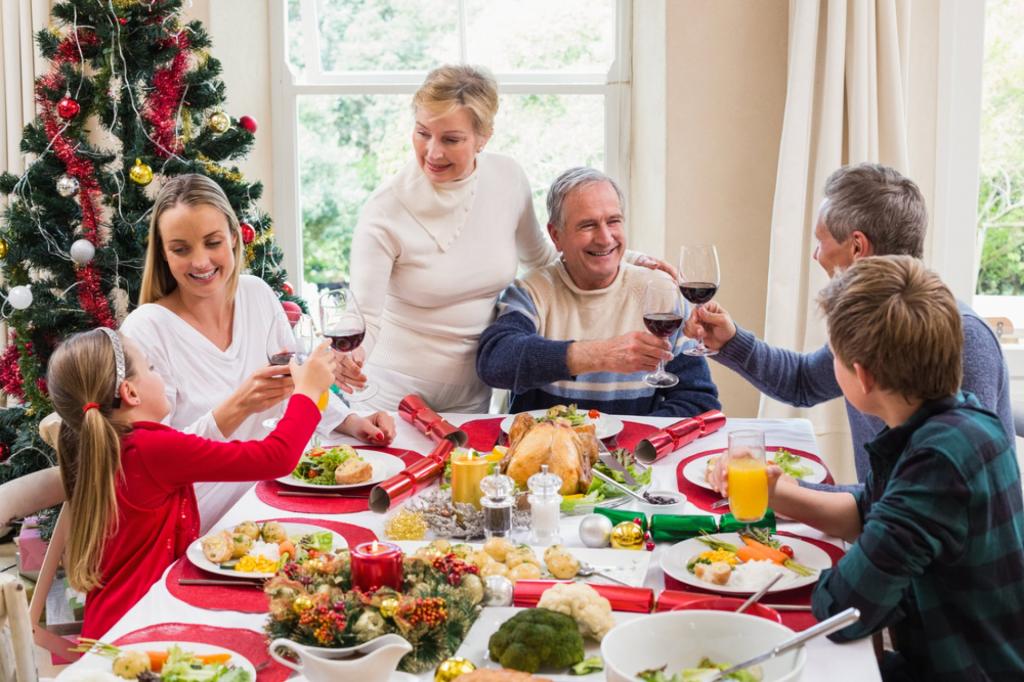 Избавиться от радужных ожиданий: как общаться с "трудными" родственниками и не испортить праздник