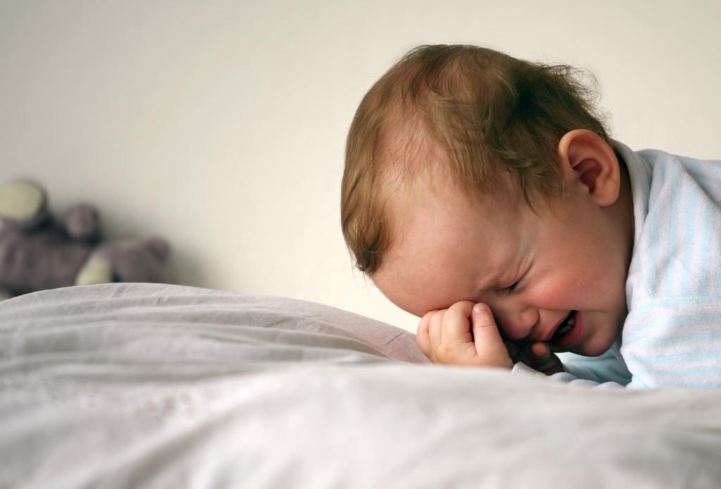 Согласно новому исследованию, половина 6-месячных детей не спит 8 часов подряд: непоследовательный режим сна - это нормально