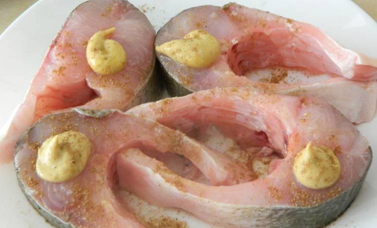 Даже толстолобик получится очень нежным и сочным: домашний рецепт, с которым простая рыба станет праздничной