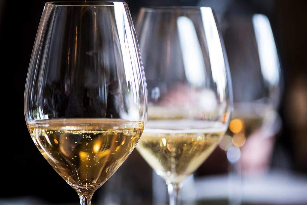 Флейты под шампанское не подходят: из каких бокалов нужно пить игристое вино