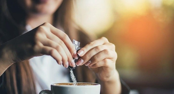 Действительно ли так хороши сахарозаменители: они могут привести к повышенному употреблению сладкого и накапливанию жира