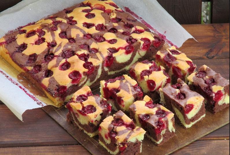 Двухцветный пирог с вишней "Гость на пороге": рецепт вкусного быстрого десерта