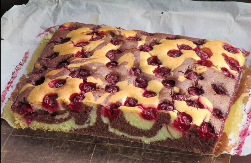 Двухцветный пирог с вишней "Гость на пороге": рецепт вкусного быстрого десерта
